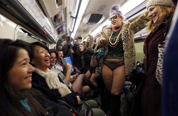 В метро без штанов (30 фото)