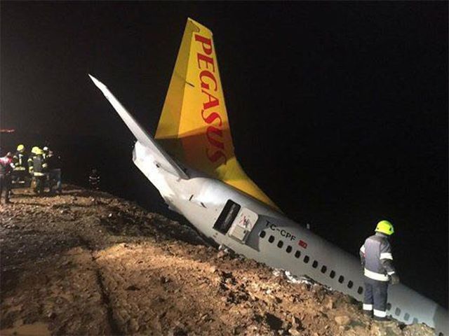 В Турции пассажирский самолет едва не съехал в Черное море со склона