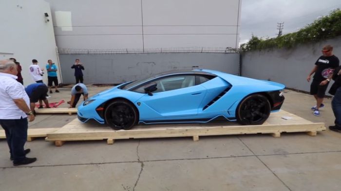 Распаковка суперкара Lamborghini Centenario