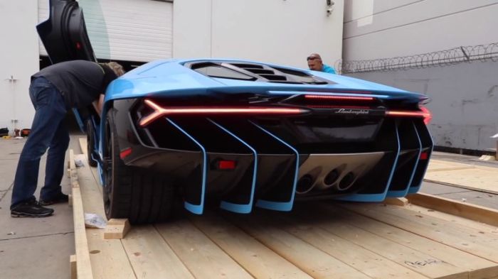 Распаковка суперкара Lamborghini Centenario