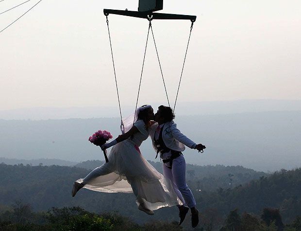 Очень необычные свадьбы в Тайланде (4 фото)