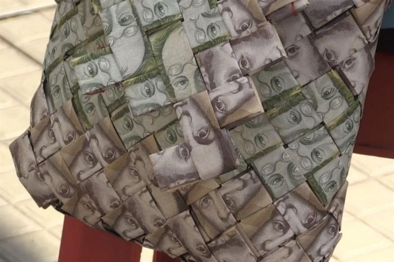 Из-за дикой инфляции в Венесуэле торгуют поделками из денег