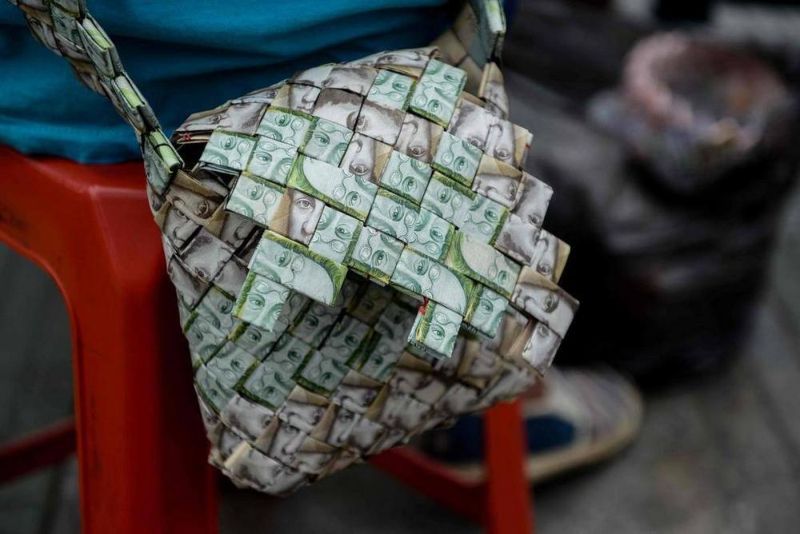 Из-за дикой инфляции в Венесуэле торгуют поделками из денег