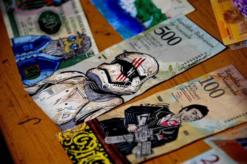 Из-за дикой инфляции в Венесуэле торгуют поделками из денег