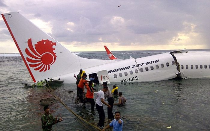 Авиакатастрофа на Бали (8 фото)