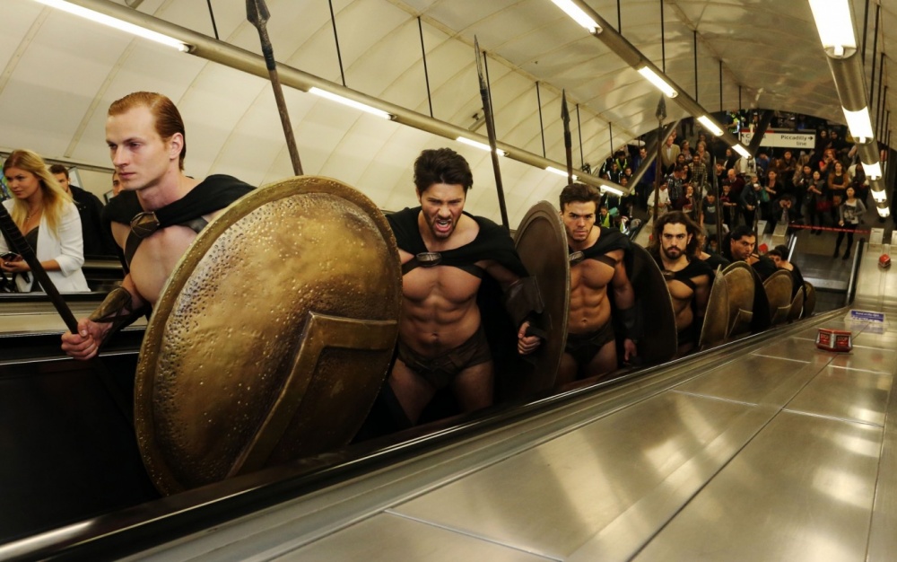 Крутейший флешмоб: 300 спартанцев в метро Лондона