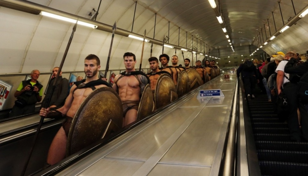 Крутейший флешмоб: 300 спартанцев в метро Лондона