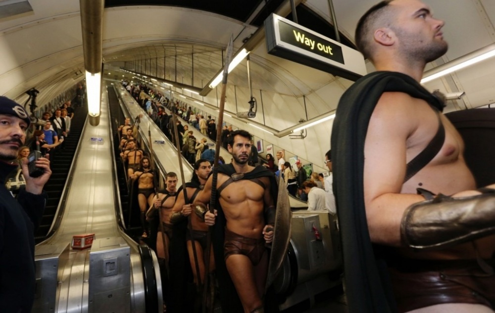 Крутейший флешмоб: 300 спартанцев в метро Лондона