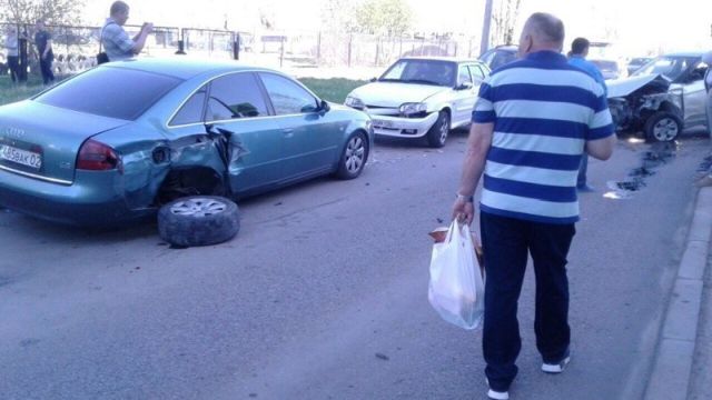 В Набережных Челнах неадекватный водитель протаранил 12 машин и сбил пешехода