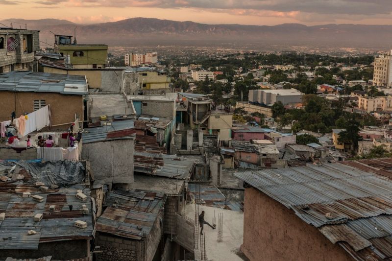 Самая большая трущоба Гаити, где проживает более 80 000 человек
