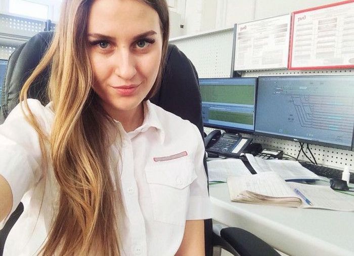 Симпатичные девушки, работающие на железной дороге