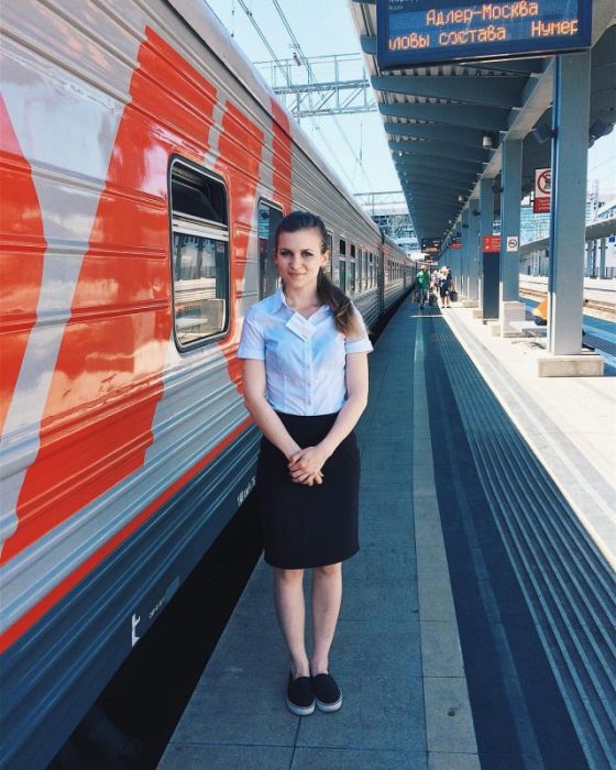 Симпатичные девушки, работающие на железной дороге
