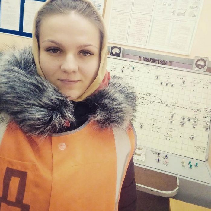 Симпатичные девушки, работающие на железной дороге