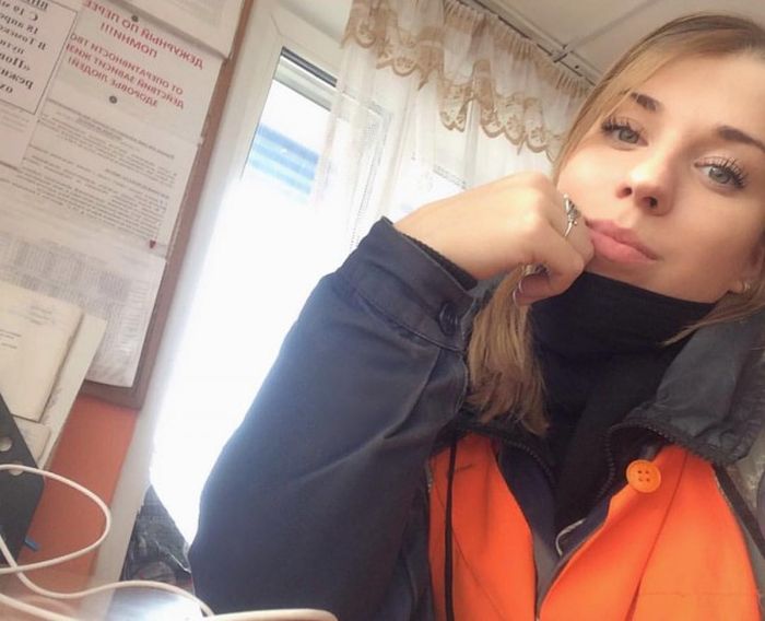 Симпатичные девушки, работающие на железной дороге