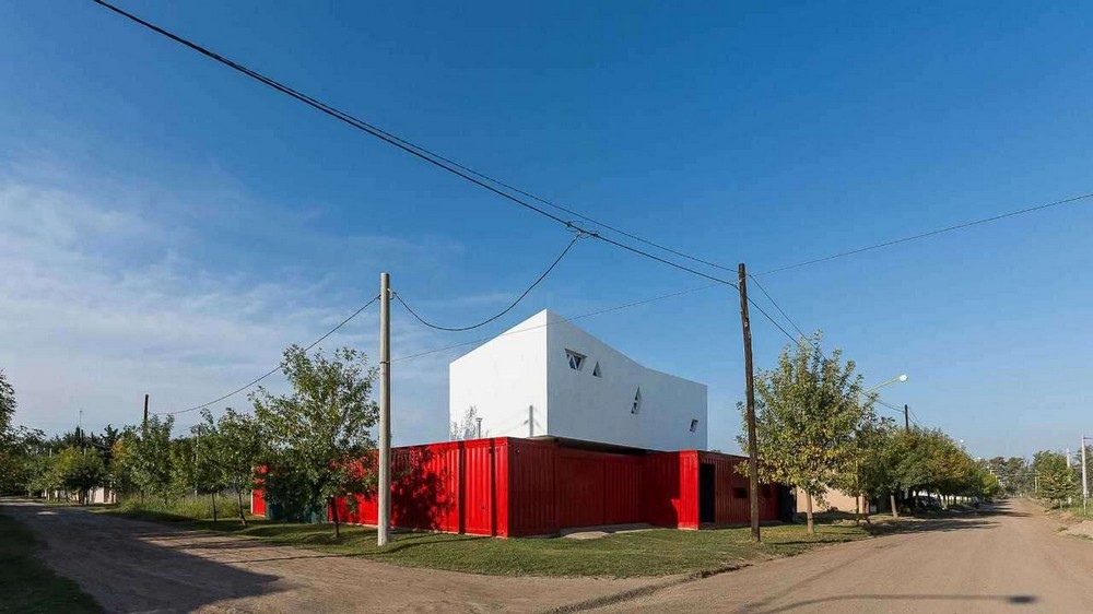 Современный дом, сделанный из контейнеров