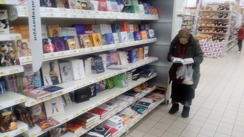 Одинокая бабушка 15 лет ходит в супермаркет читать книги Одинокая бабушка 15 лет ходит в супермаркет читать книги
