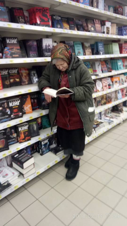 Одинокая бабушка 15 лет ходит в супермаркет читать книги Одинокая бабушка 15 лет ходит в супермаркет читать книги