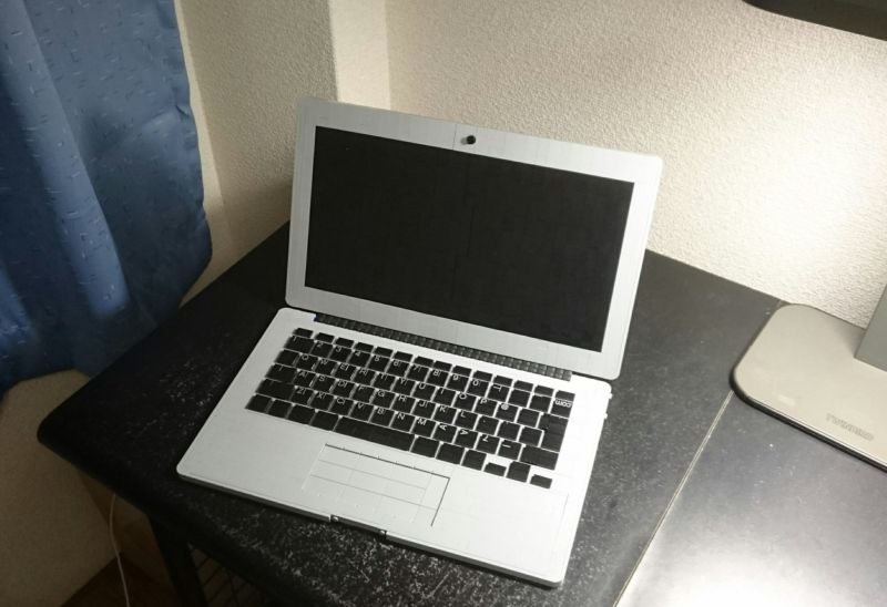 Студент собрал из детского конструктора копию MacBook Air