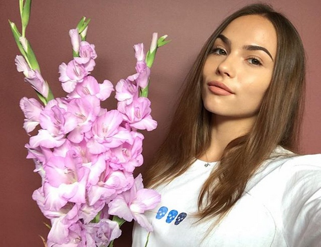 Угадайте, чем по жизни занимается эта 18-летняя девушка?