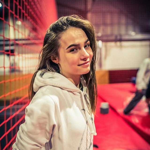 Угадайте, чем по жизни занимается эта 18-летняя девушка?