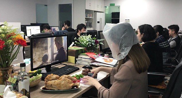 Как приготовить курицу гриль прямо в офисе