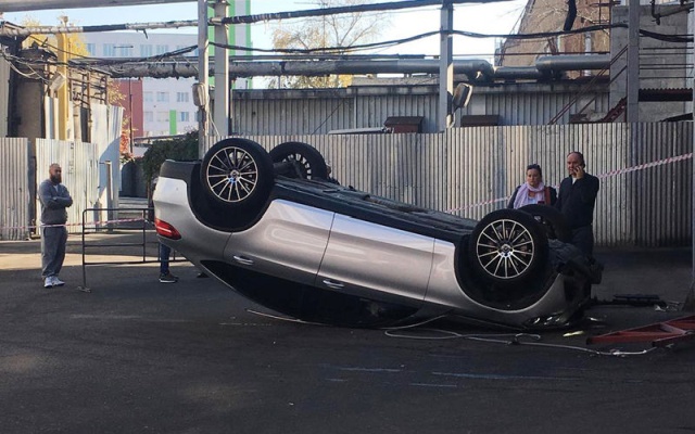 В Москве со второго этажа парковки упал Mercedes