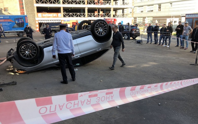 В Москве со второго этажа парковки упал Mercedes