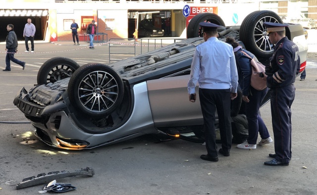 В Москве со второго этажа парковки упал Mercedes