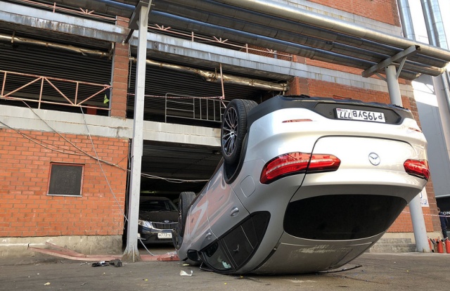 В Москве со второго этажа парковки упал Mercedes