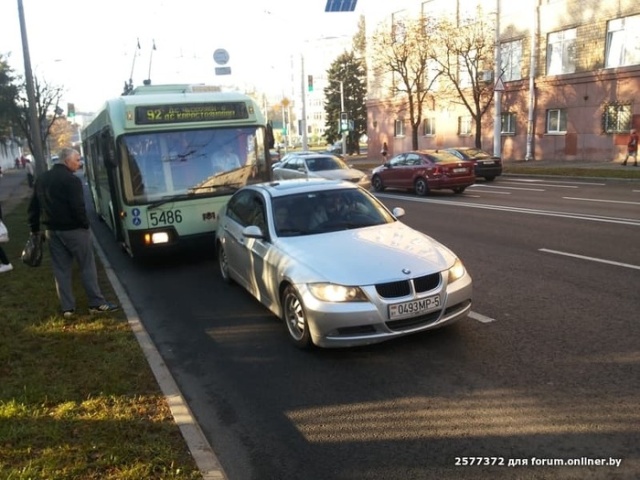 Водитель BMW решил "наказать" водителя троллейбуса