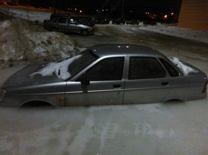 Автомобили, скованные льдом