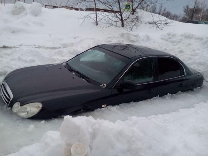 Автомобили, скованные льдом