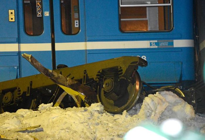 20-летняя уборщица угнала поезд (14 фото)