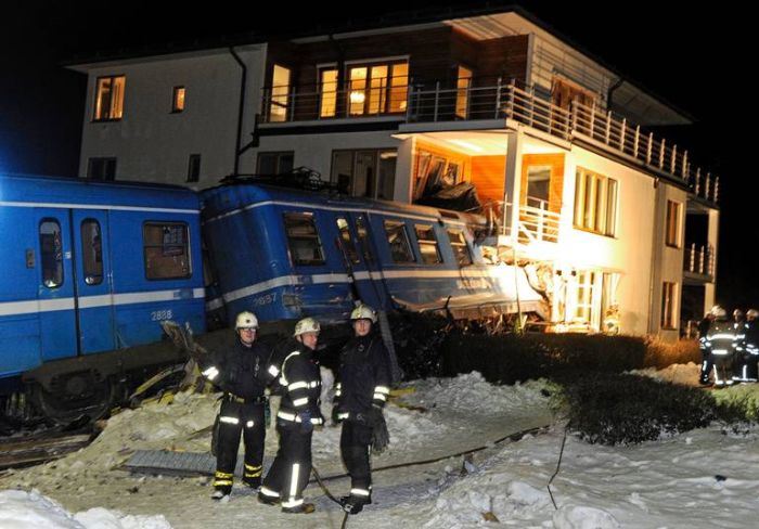 20-летняя уборщица угнала поезд (14 фото)