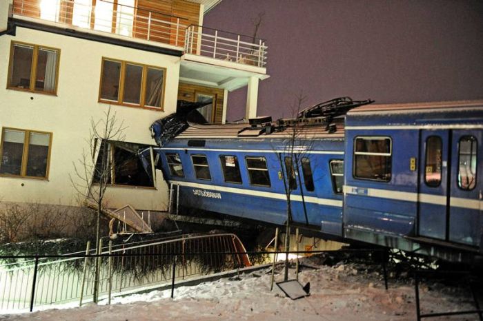 20-летняя уборщица угнала поезд (14 фото)