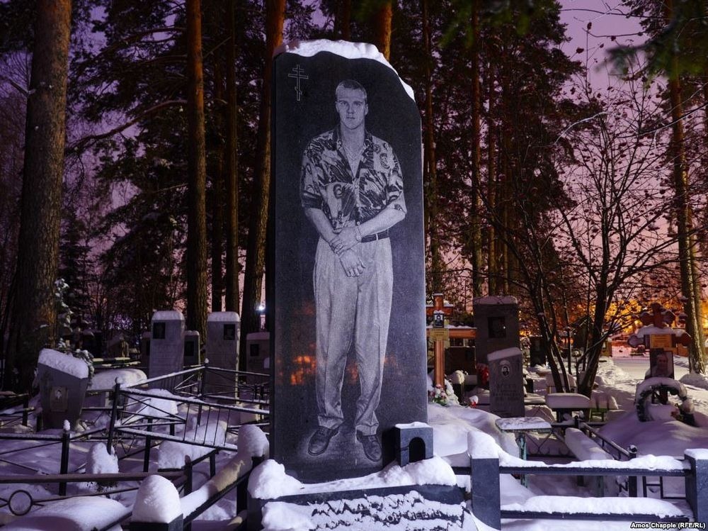 Роскошные надгробия бандитского кладбища под Екатеринбургом Роскошные надгробия бандитского кладбища под Екатеринбургом