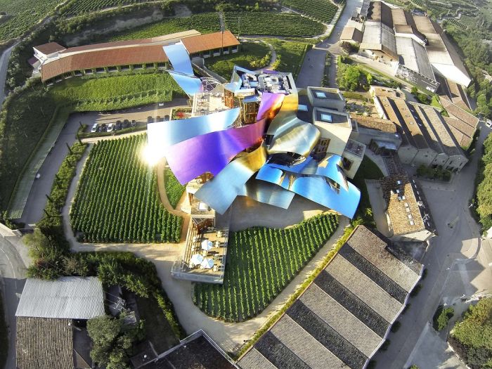 Удивительная гостиница при винодельне Marqu'es de Riscal