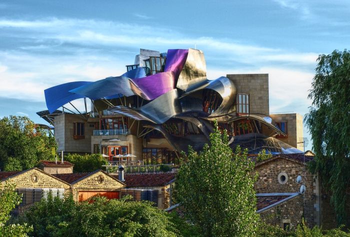 Удивительная гостиница при винодельне Marqu'es de Riscal