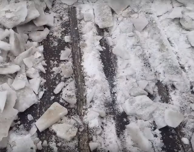 В Москве вместе со снегом уходит асфальт