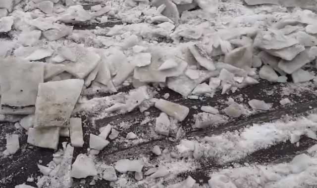 В Москве вместе со снегом уходит асфальт