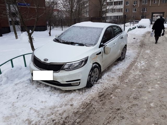 В Москве вместе со снегом уходит асфальт