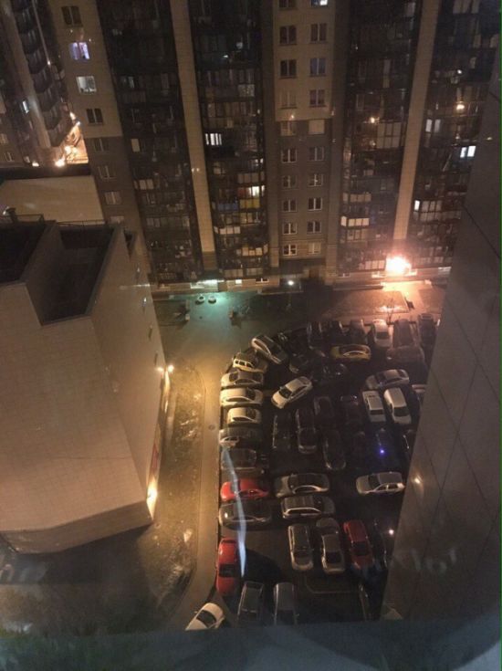 Парковка во дворе жилого дома в Санкт-Петербурге