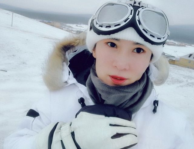 Китаянка Лю Елин позирует на Байкале в одном бикини