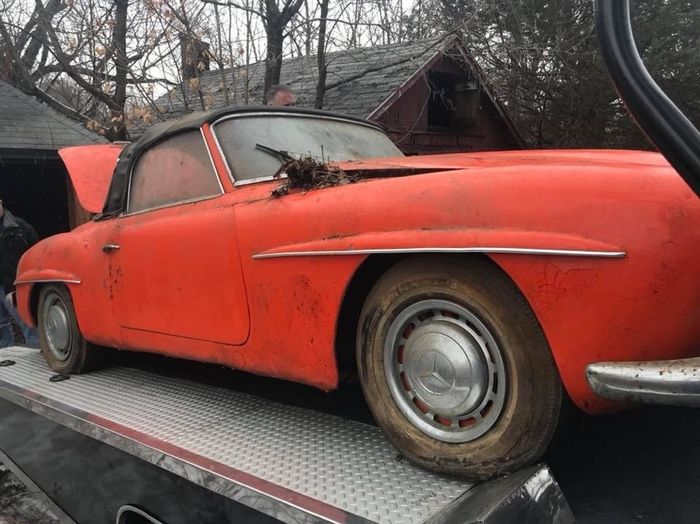 Классический Mercedes-Benz 190 SL найден в заброшенном гараже Уолтема