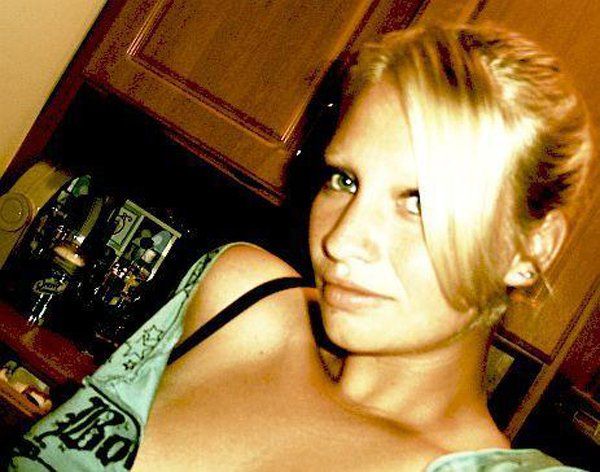 Симпатичная блондиночка желает познакомиться (13 фото)