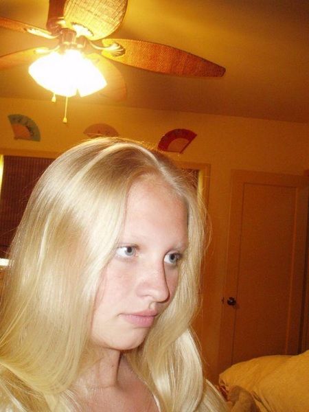 Симпатичная блондиночка желает познакомиться