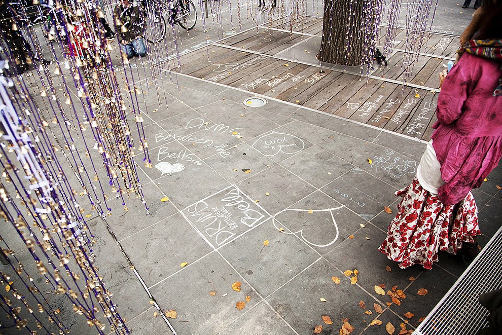 12 тысяч бубенцов на дереве