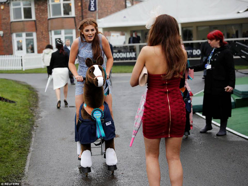 Ladies Day на скачках в Эйнтри
