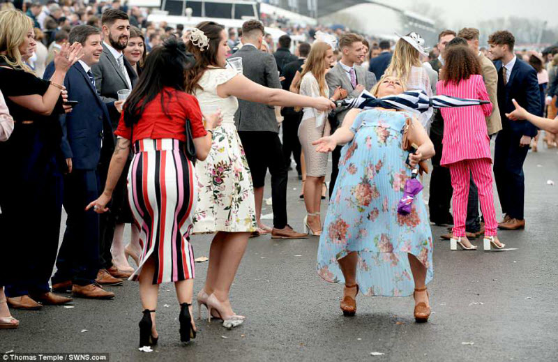 Ladies Day на скачках в Эйнтри