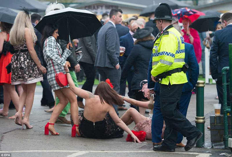 Ladies Day на скачках в Эйнтри